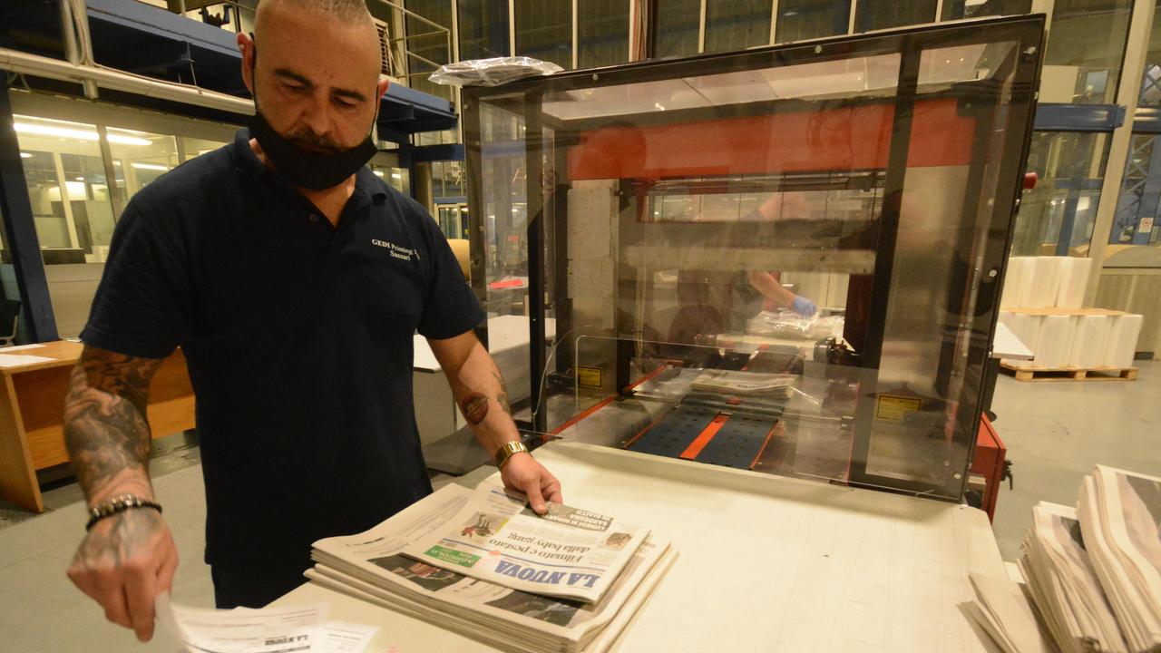 Le copie della Nuova appena stampate vengono preparate per il viaggio verso le edicole (foto Mauro Chessa)