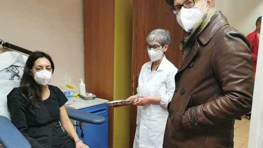 Via alla vaccinazione ma i casi aumentano