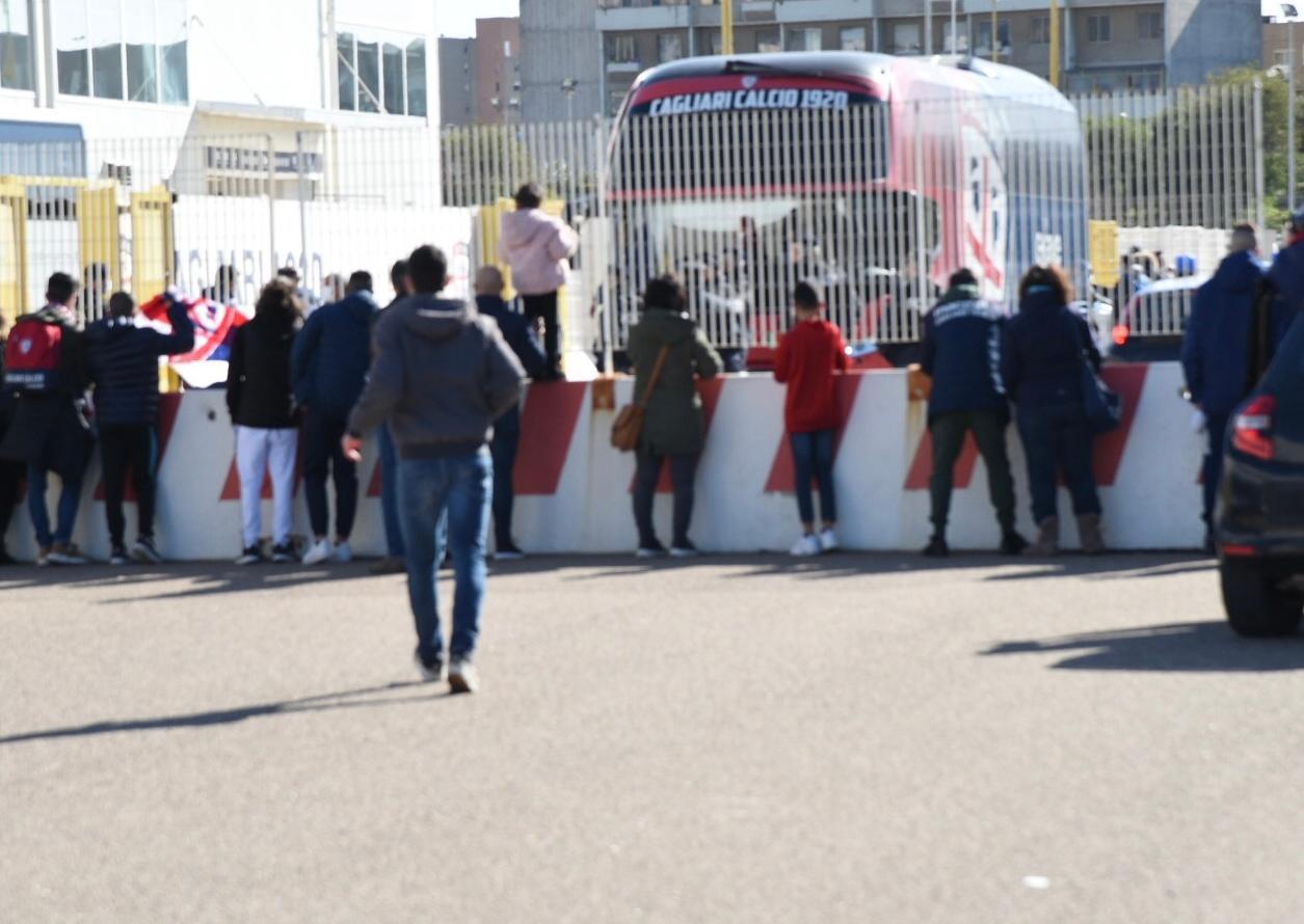 Un corteo di auto ha scortato il pullman della squadra allo stadio