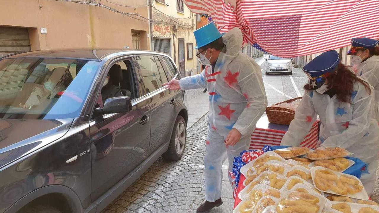 Auto in coda per le frittelle drive-in