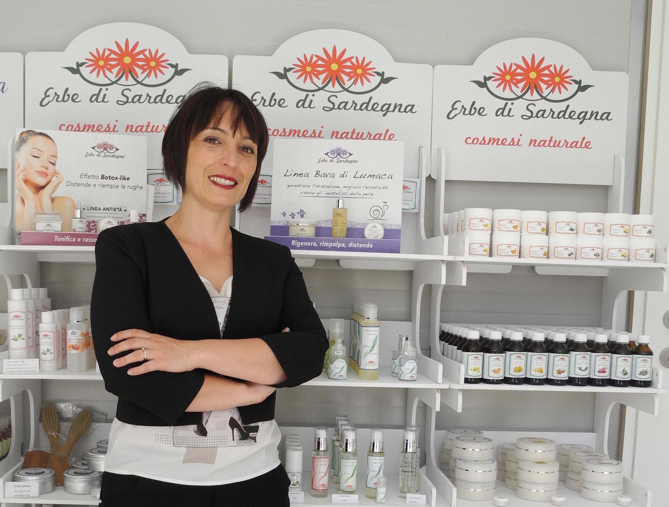 Lucia Cascioni davanti ai prodotti di cosmesi naturale