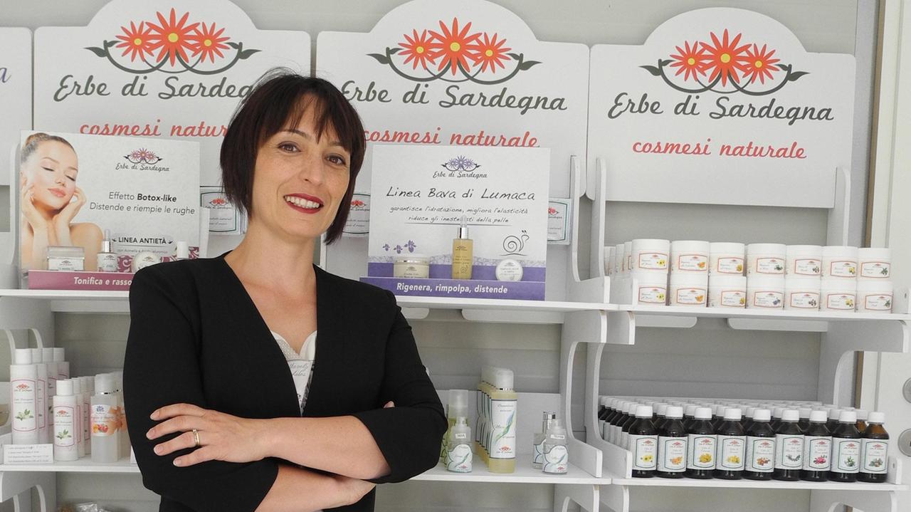 Lucia Cascioni davanti ai prodotti di cosmesi naturale