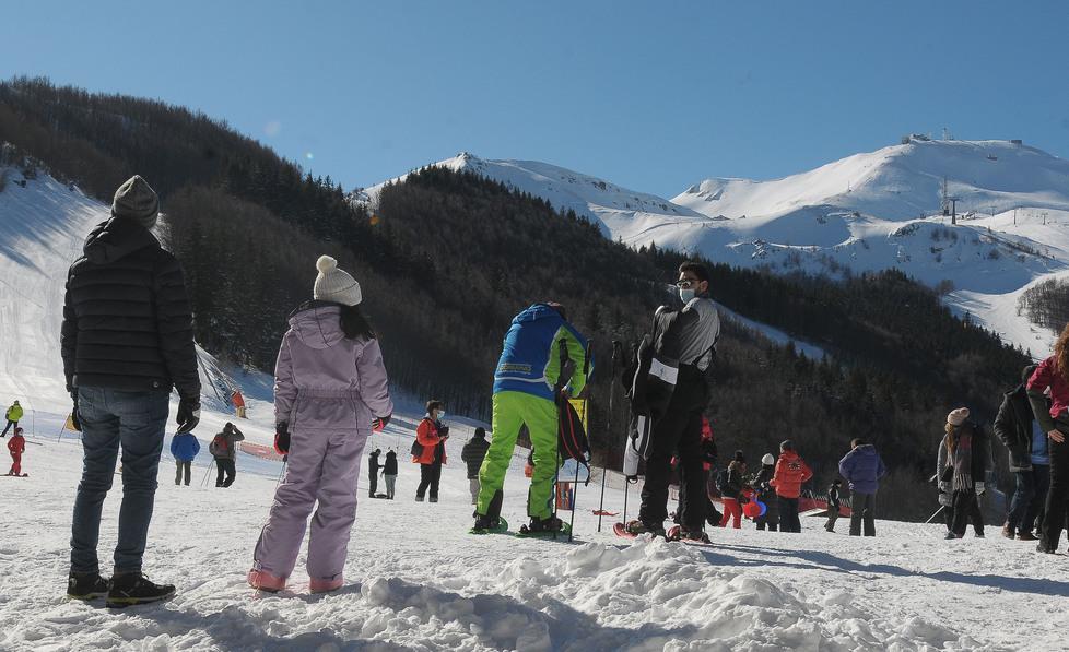 Appennino modenese. Il nuovo inizio diventa beffa Stop allo sci, i turisti lasciano il Cimone 