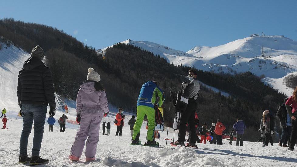 Appennino modenese. Il nuovo inizio diventa beffa Stop allo sci, i turisti lasciano il Cimone