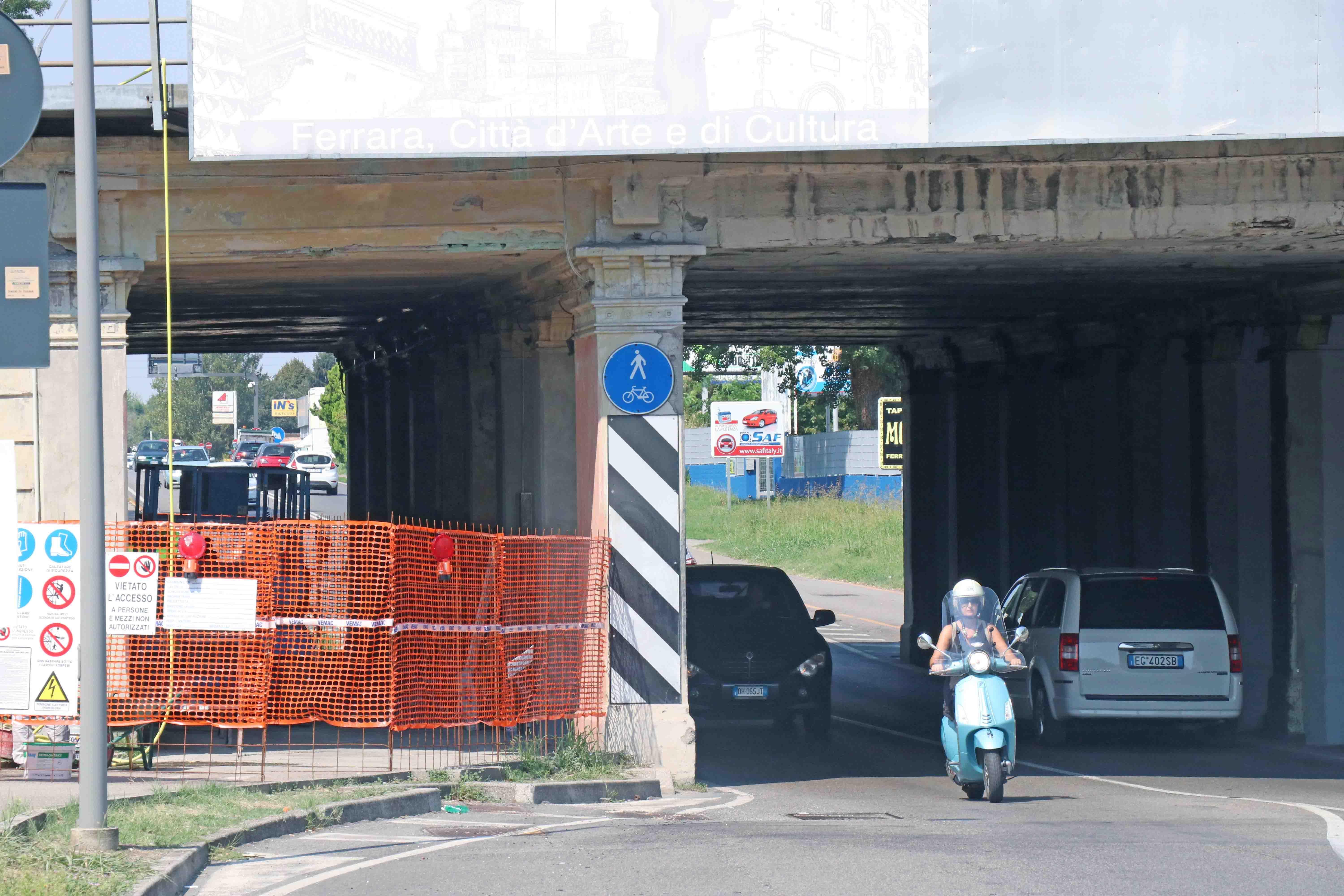 A Ferrara nel sottopasso di viale Po traffico a senso alternato 