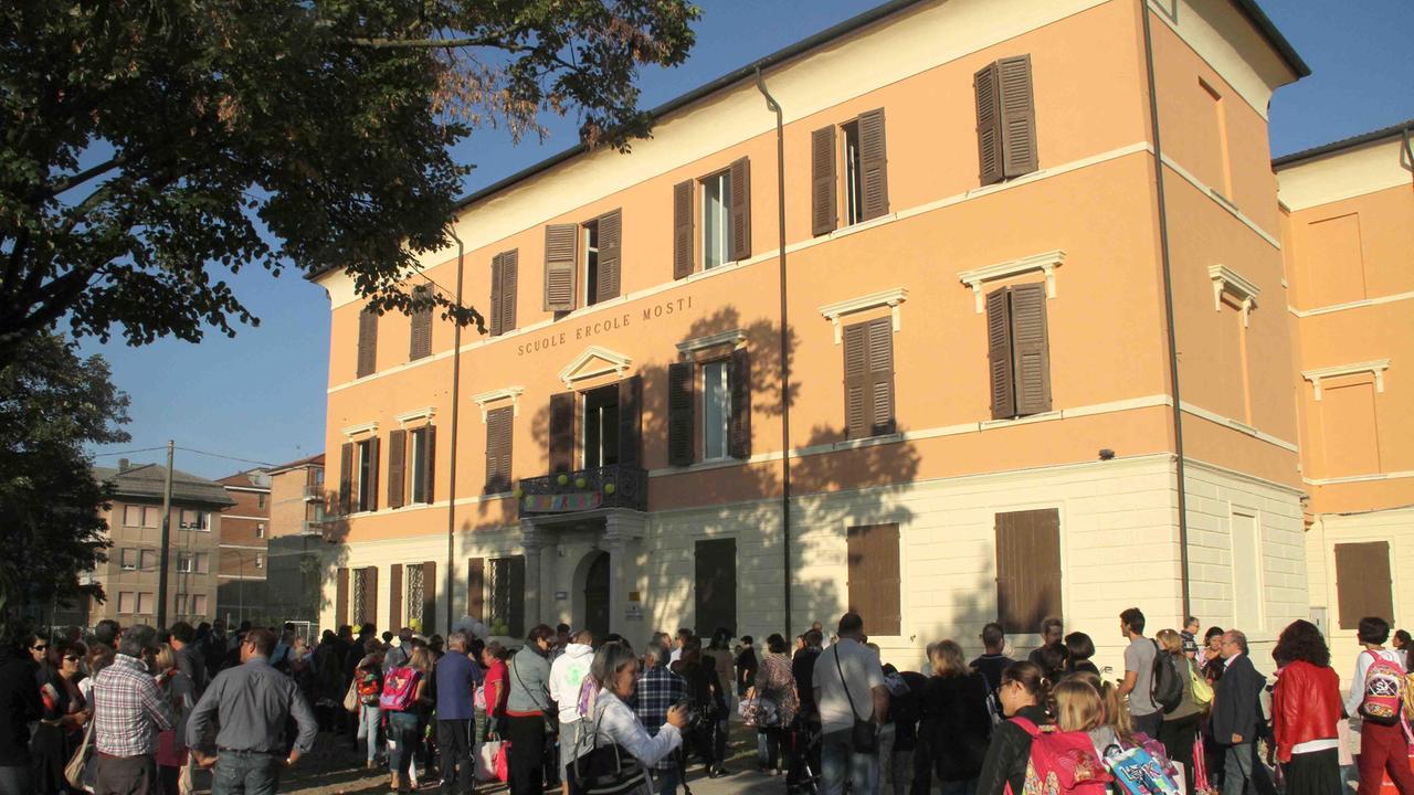 Maestra con test positivo, tre classi del Mosti di Ferrara a casa