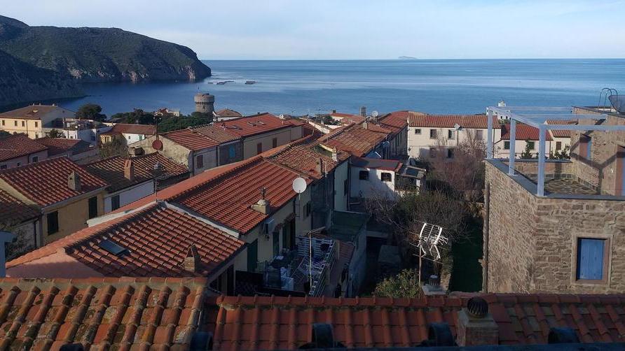 Capraia, sull’isola dove tutti sono sospettati per i furti: "Se prendiamo il ladro gli facciamo fare la fine del polpo"