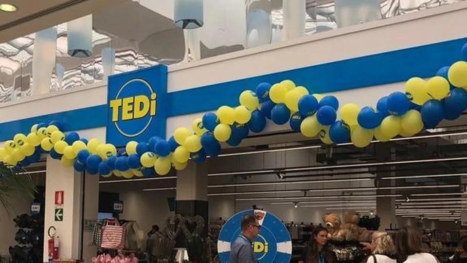 Una vetrina di un negozio Tedi. In Toscana ha già aperto nel 2018 a Grosseto