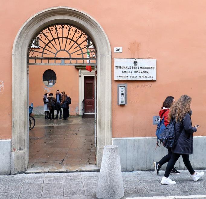 Due fratellini bondenesi in tribunale: saranno difesi dal Comune 