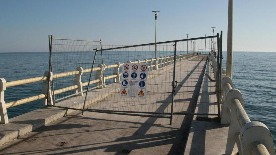 L’ultimo tratto del pontile chiuso per l’apertura dei cantieri nel febbraio del 2019