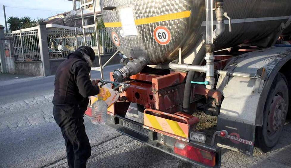 Tra lavatrici ferme e acqua da bollire: i massesi si riforniscono alle autobotti 
