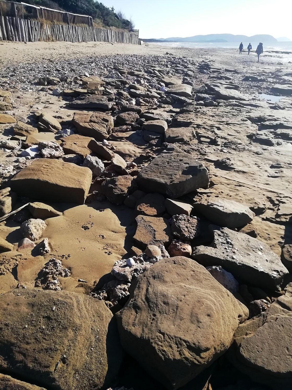 San Vincenzo, sparita la sabbia dalla spiaggia: restano sassi e massi di tufo 