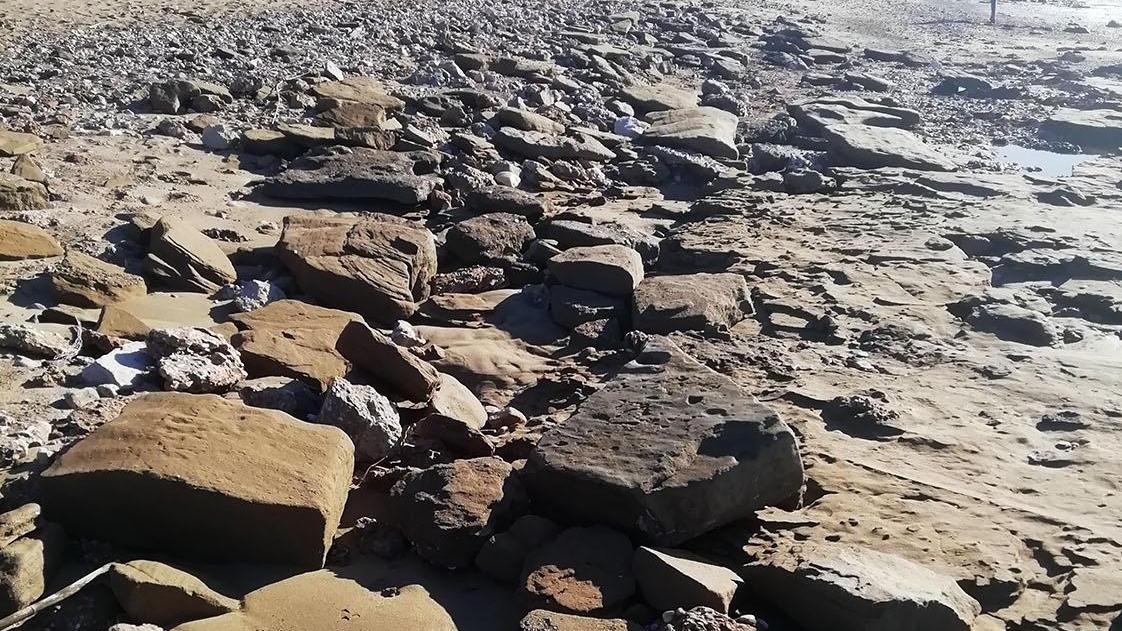 San Vincenzo, sparita la sabbia dalla spiaggia: restano sassi e massi di tufo