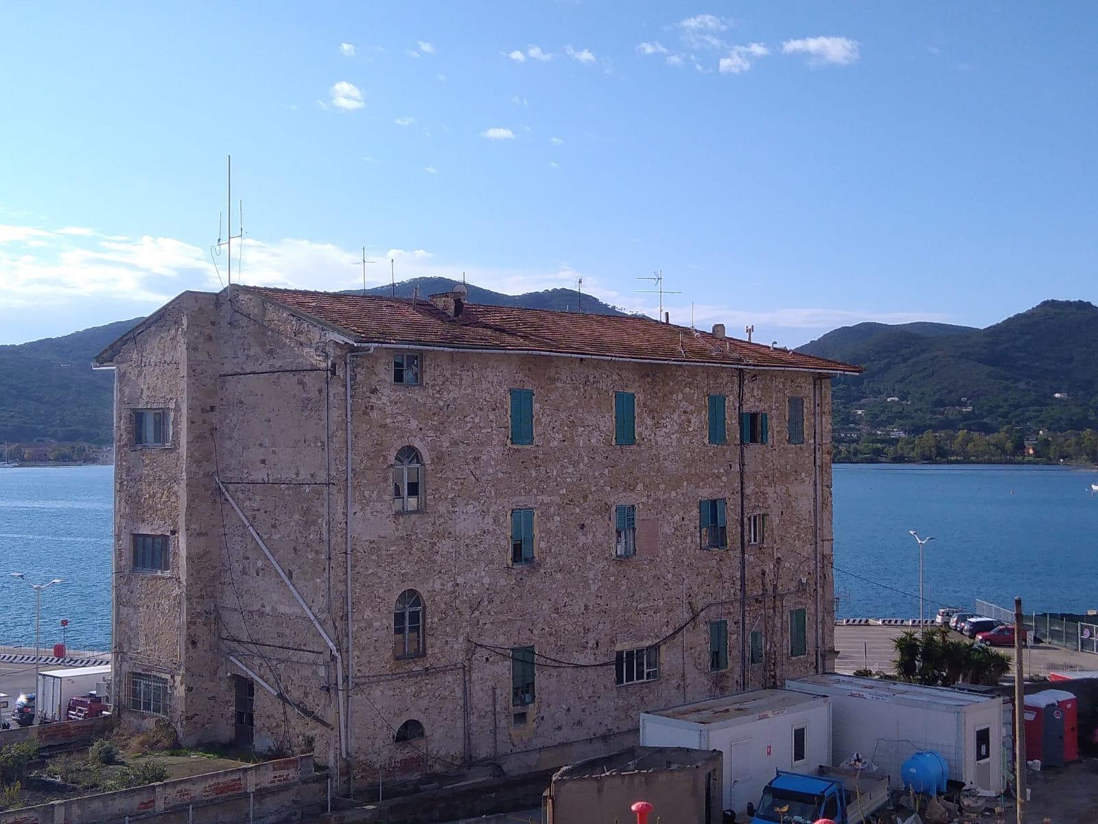 Il palazzo del Coppedè, nel cuore dell’area portuale