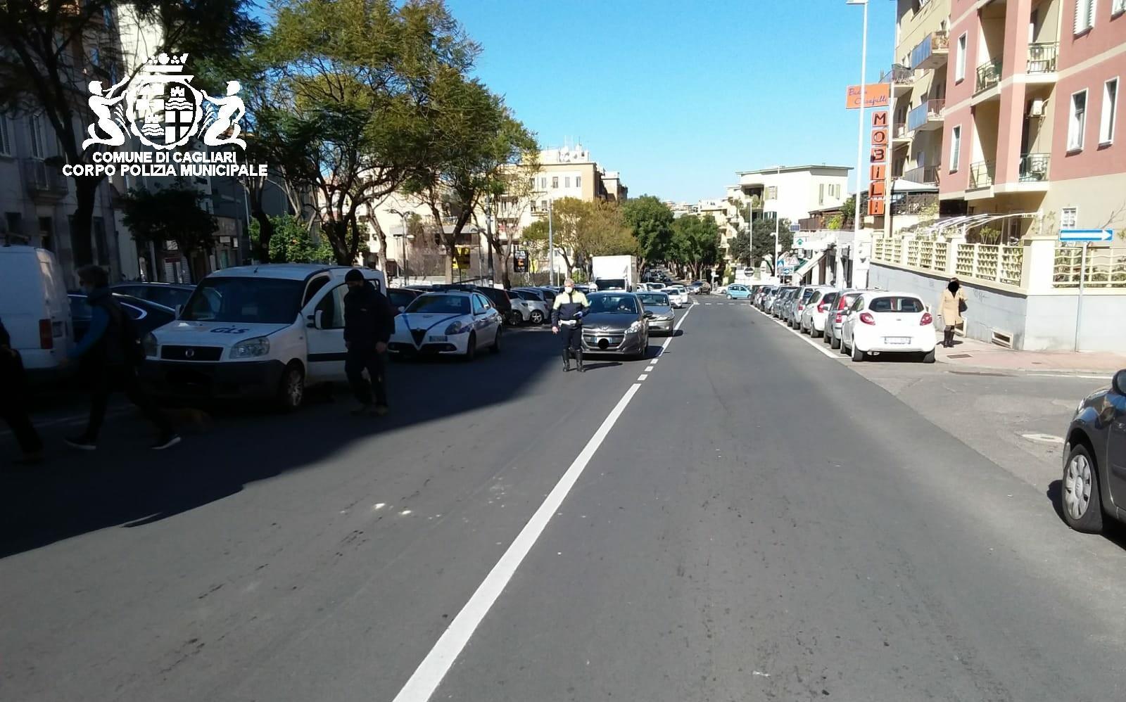 Cagliari, motociclista 81enne investe un pedone