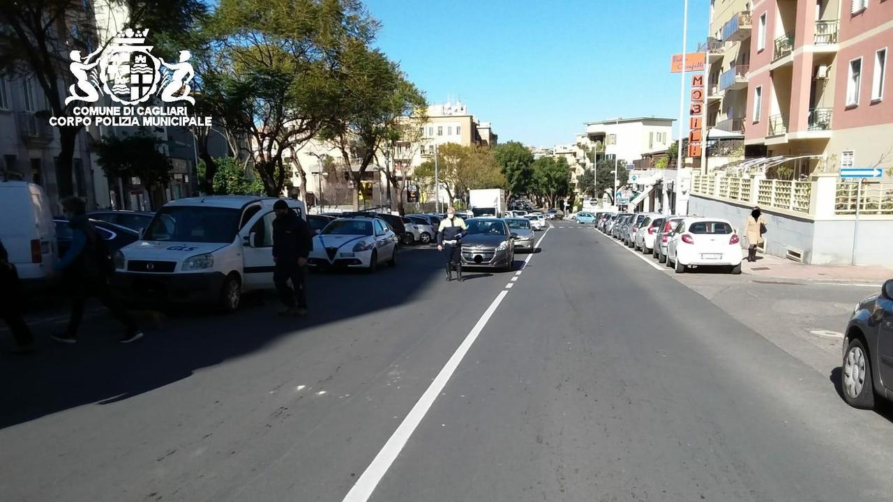 Cagliari, motociclista 81enne investe un pedone