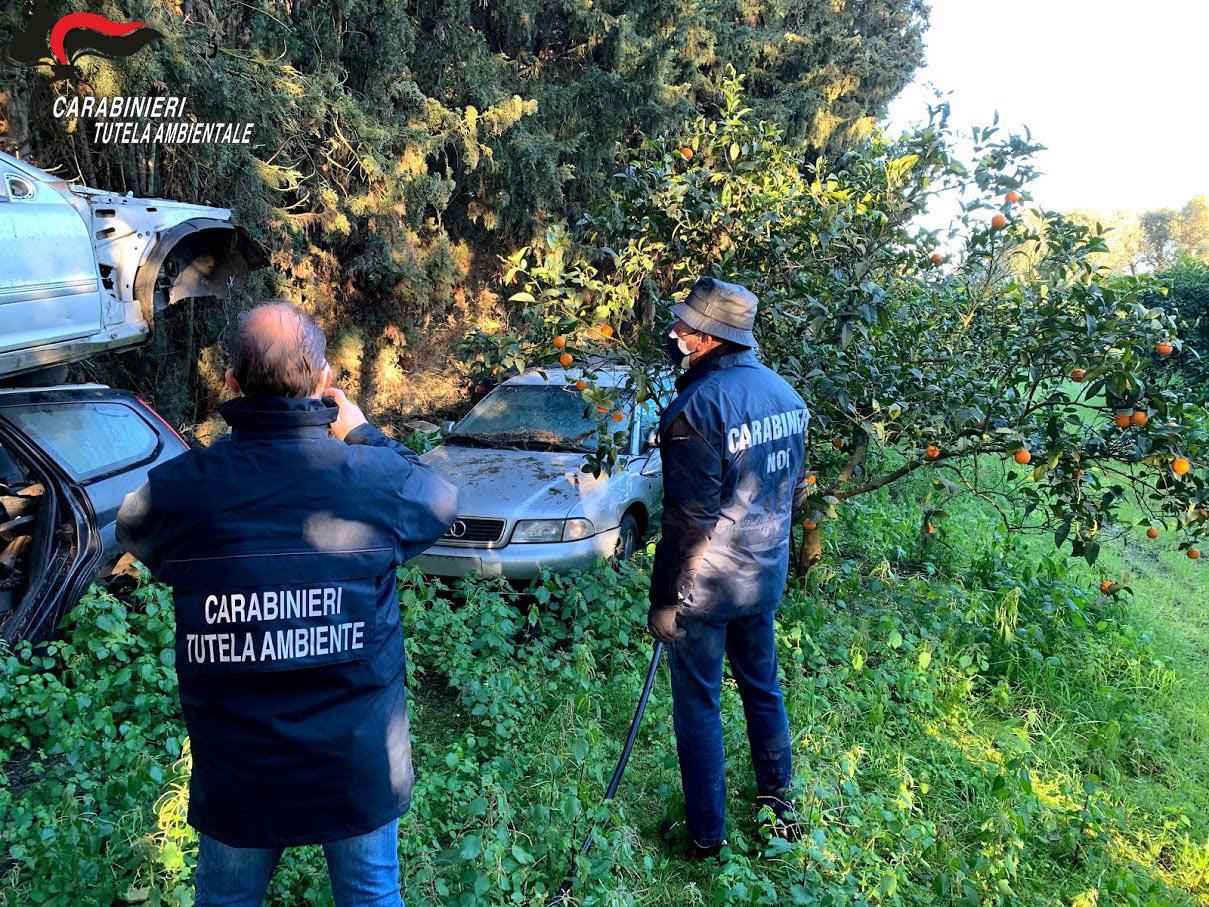 Cimitero di auto in campagna: agli arresti un 32enne di Villasor