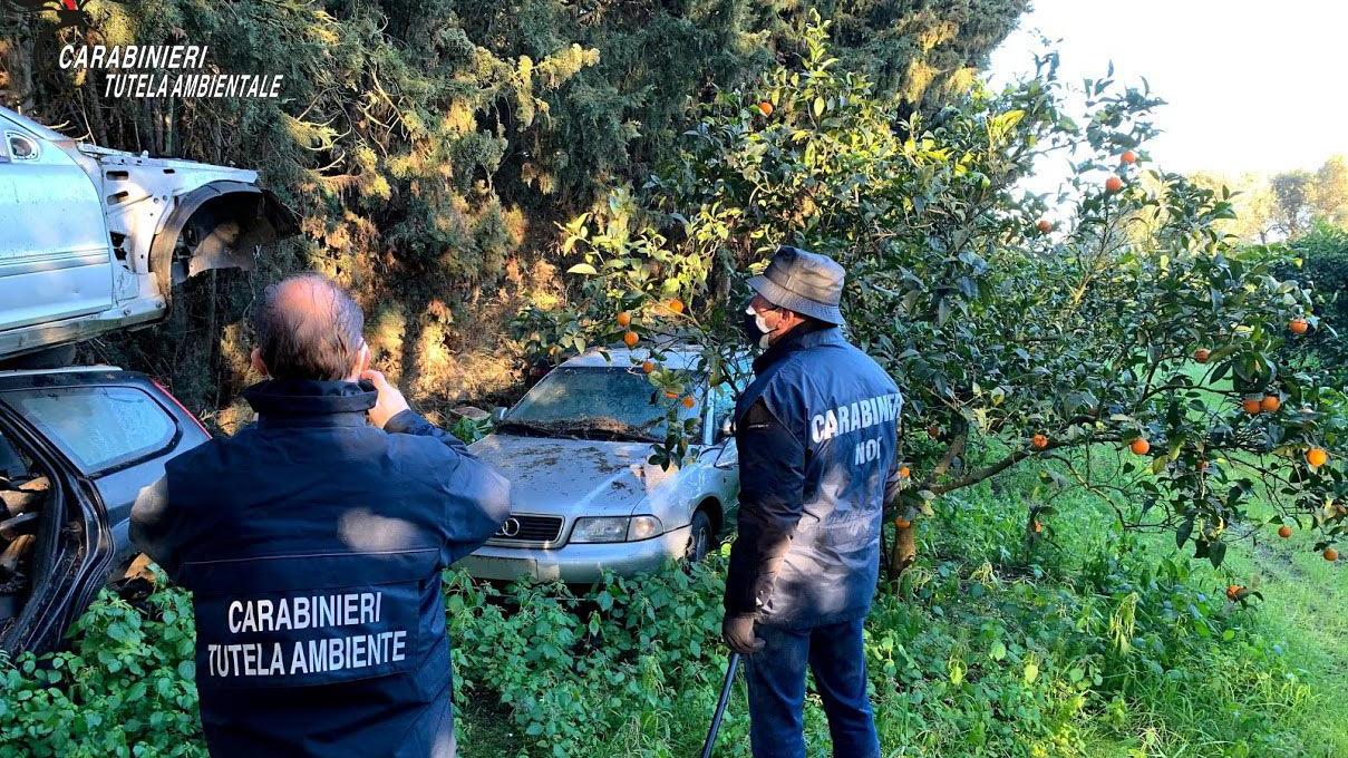Cimitero di auto in campagna: agli arresti un 32enne di Villasor