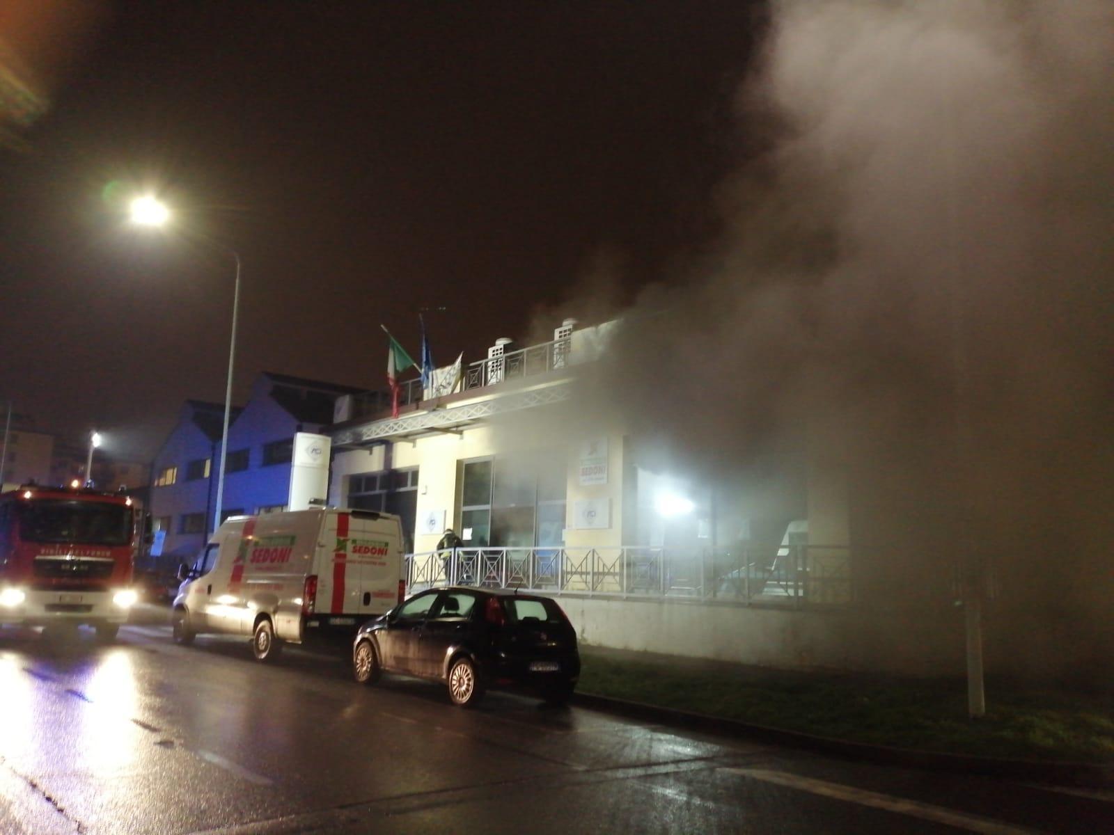 L'incendio alla sede dell'Aci in via Ferrucci