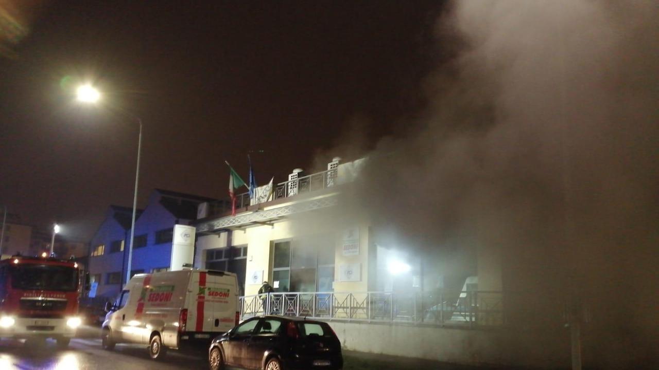 L'incendio alla sede dell'Aci in via Ferrucci