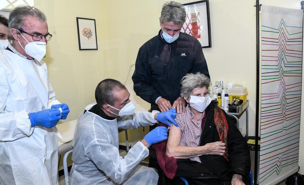 Vaccinati a Borgo Giannotti sei ultraottantenni: «S’è visto di peggio» 