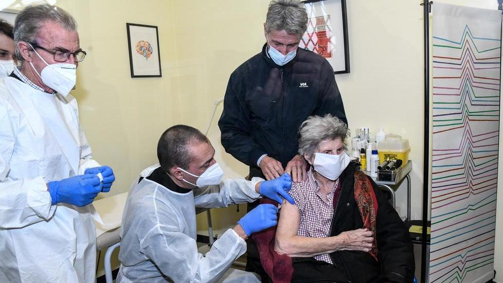 Vaccinati a Borgo Giannotti sei ultraottantenni: «S’è visto di peggio»