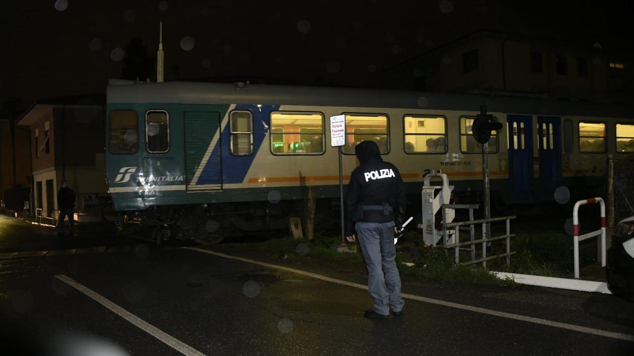 Sfonda la sbarra del passaggio a livello e scappa
