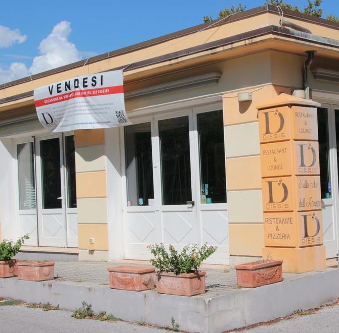 Decine di attività commerciali in vendita: prezzi ribassati, ma mancano compratori 
