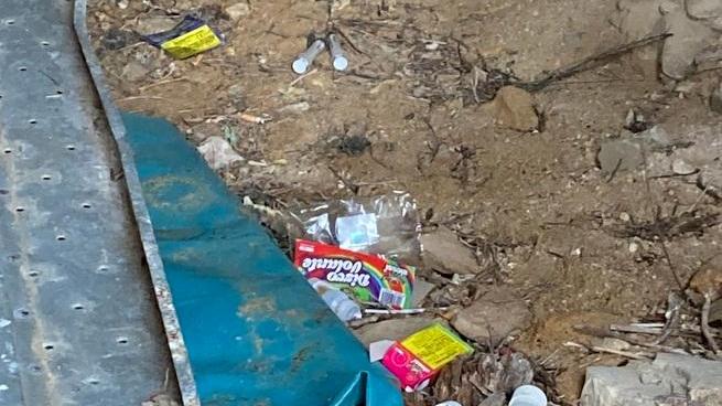 Siringhe e degrado ai piedi delle fortezze