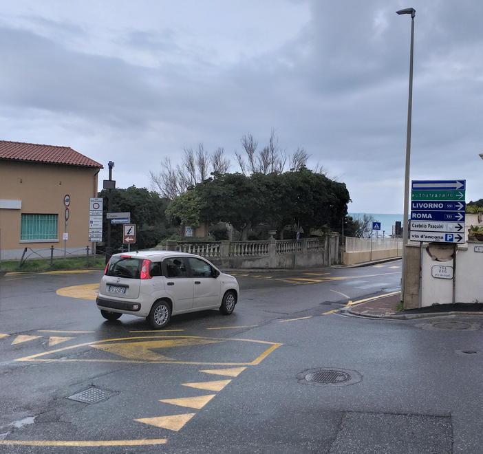 Incrocio Aurelia-via Fucini dopo l’inutile rotatoria segnali stradali più chiari