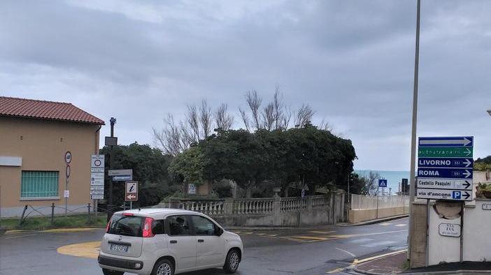 Incrocio Aurelia-via Fucini dopo l’inutile rotatoria segnali stradali più chiari