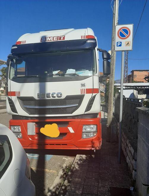 Camion in sosta vietata nello spazio dei disabili