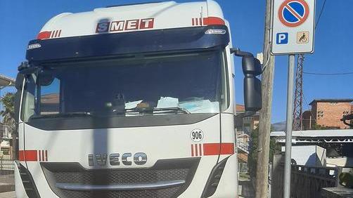 Camion in sosta vietata nello spazio dei disabili