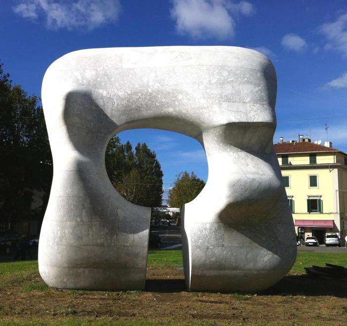 Il “buco” di Henry Moore è diventato grigio smog e ha bisogno di una ripulita