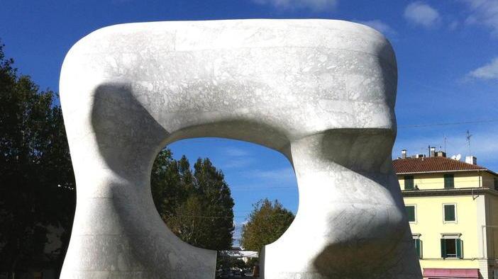 Il “buco” di Henry Moore è diventato grigio smog e ha bisogno di una ripulita
