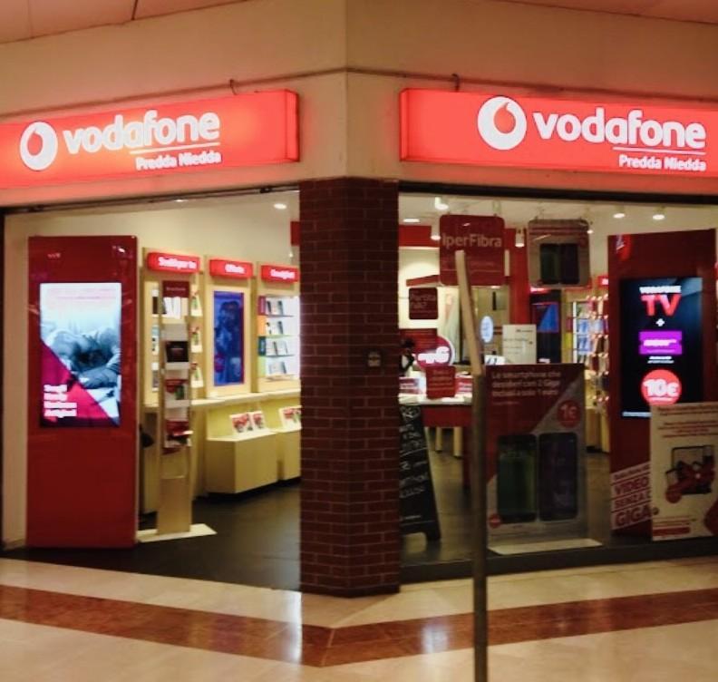 Tenta il colpo da Vodafone nella Galleria semi deserta 