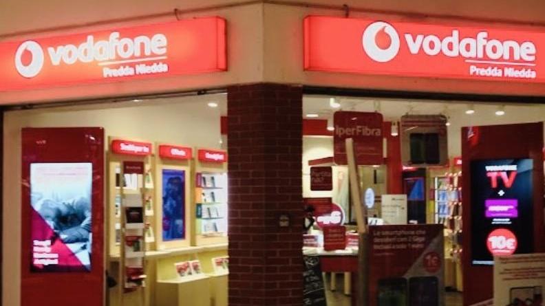 Tenta il colpo da Vodafone nella Galleria semi deserta 