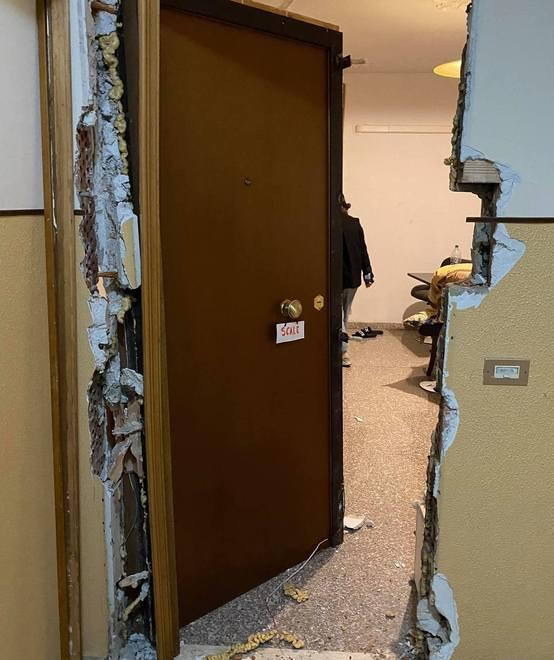 Vignola. Ladri smurano la porta per rubare la cassaforte 