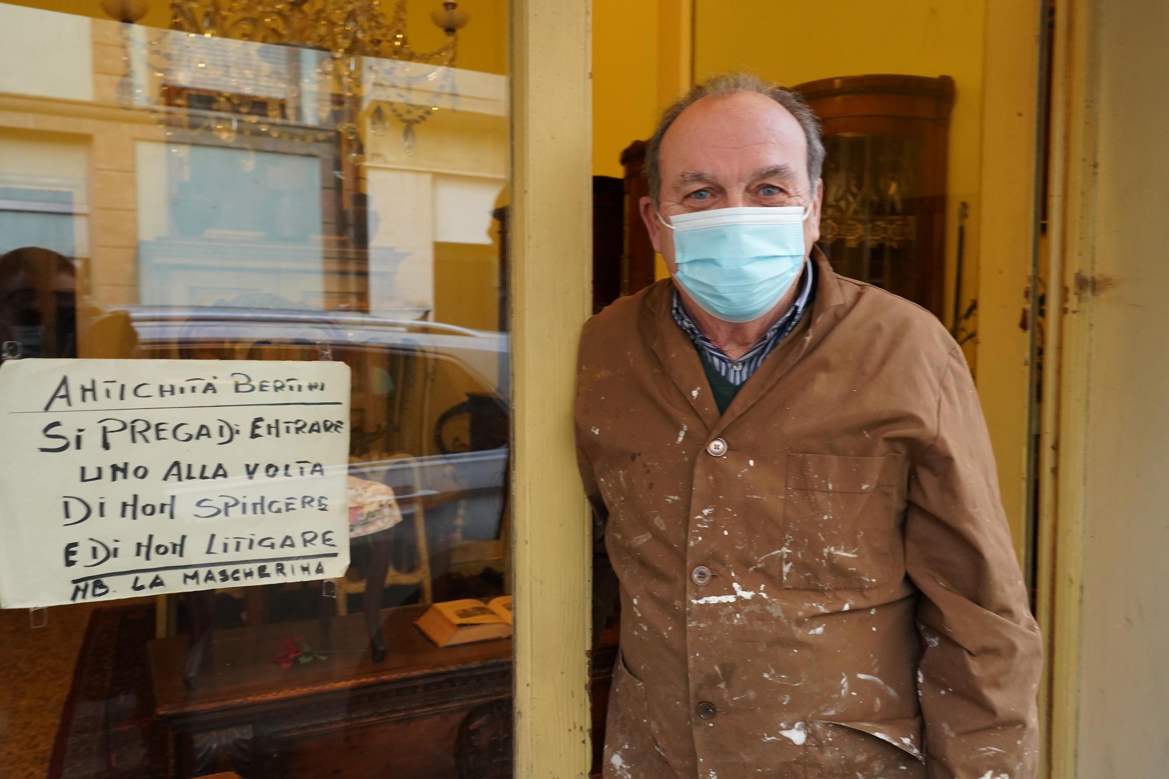 Luca Bertini, l’antiquario di Pontedera con il suo “cartello” della crisi