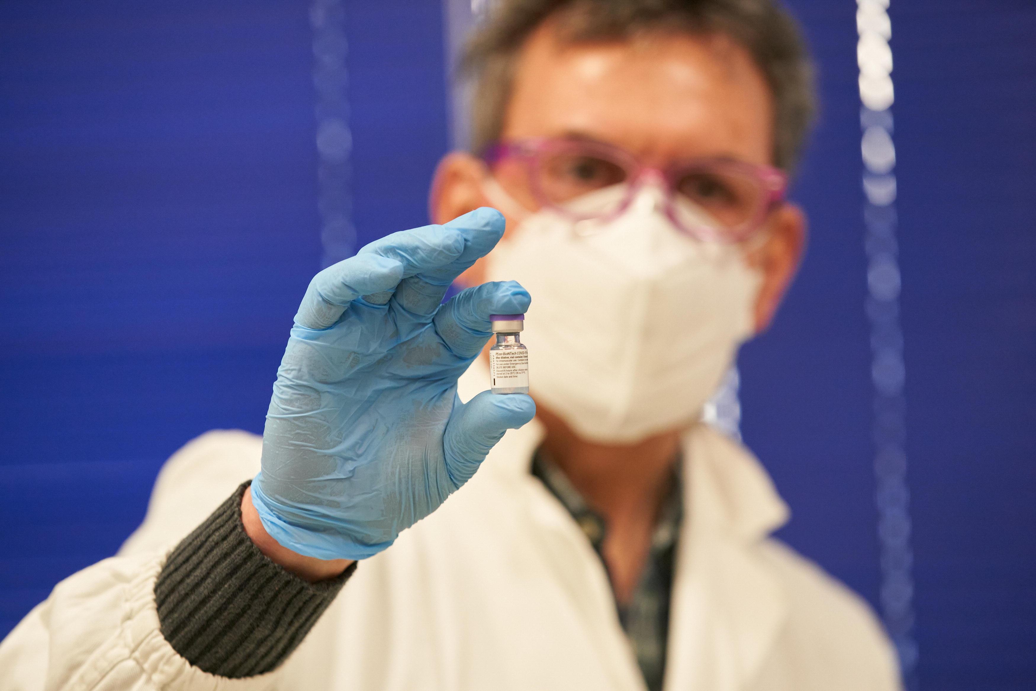 Pronti altri 44mila vaccini Pfizer in Toscana: via alle prenotazioni per gli ultraottantenni 