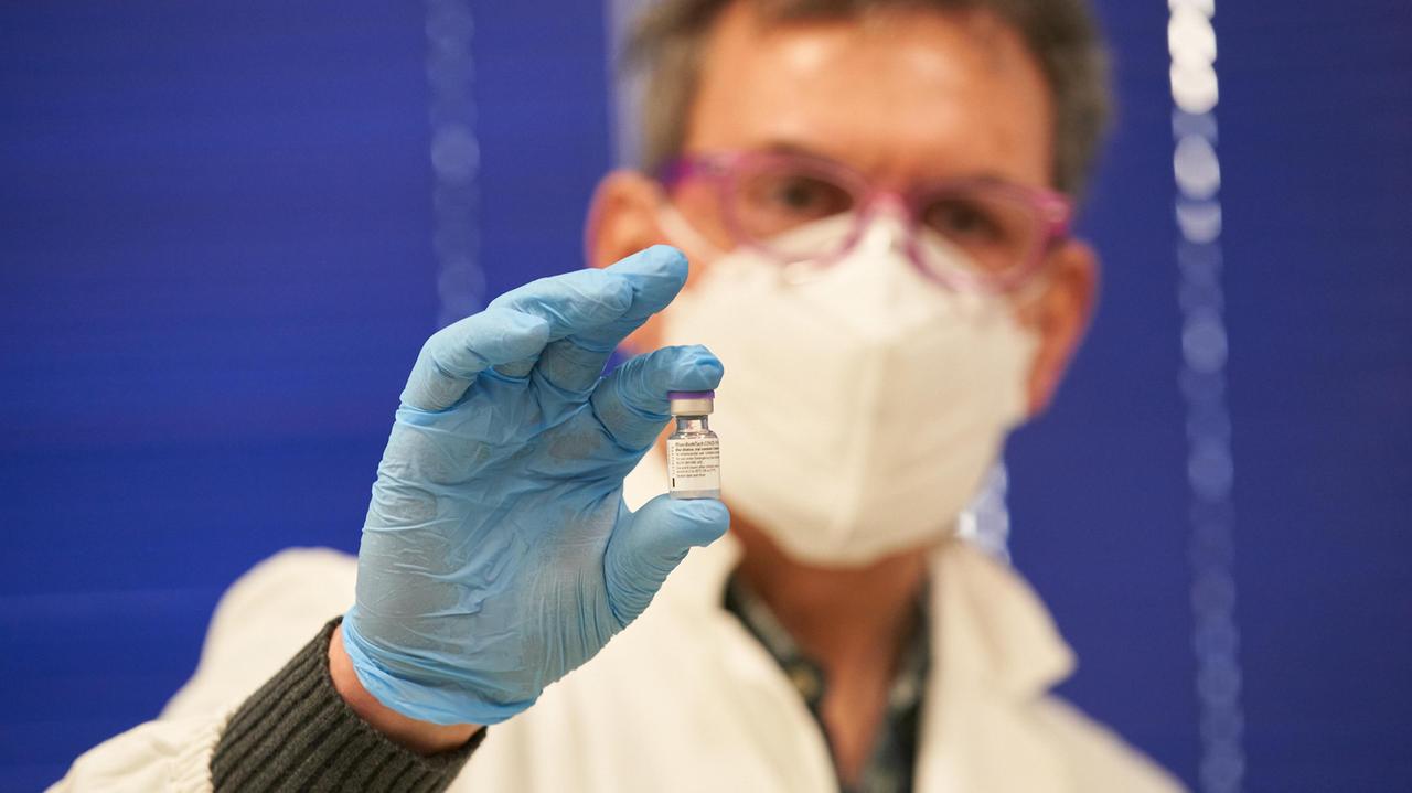 Pronti altri 44mila vaccini Pfizer in Toscana: via alle prenotazioni per gli ultraottantenni