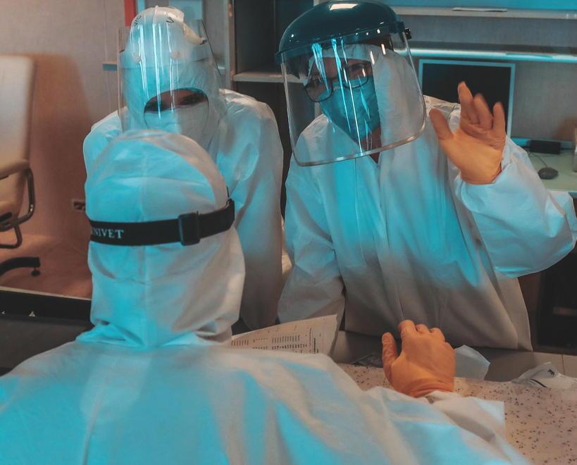 Tre infermieri all’interno dell’ala Covid del reparto di Rianimazione