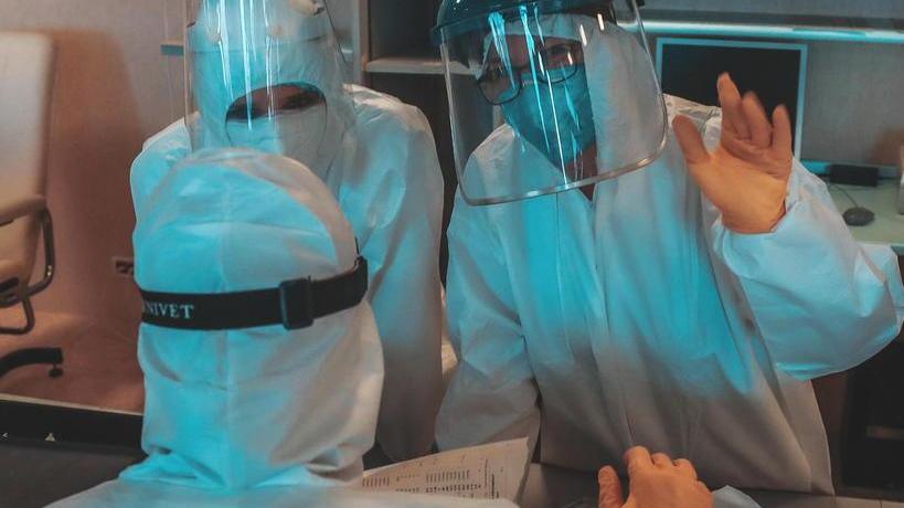 Tre infermieri all’interno dell’ala Covid del reparto di Rianimazione