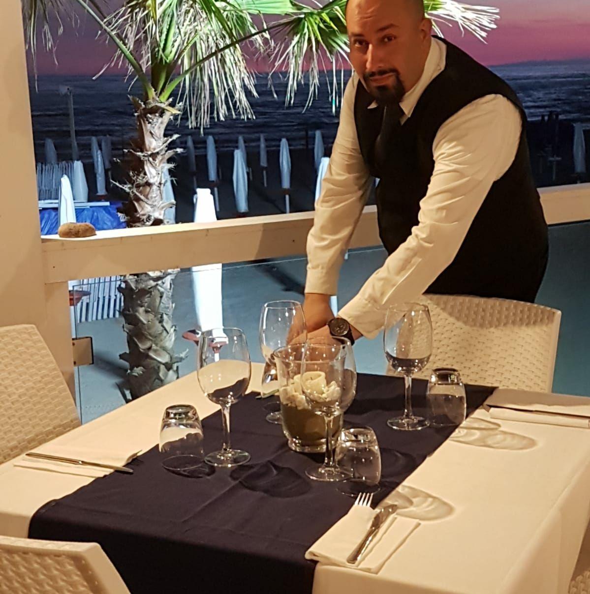 Il cameriere in una foto in un ristorante di Napoli inviata al Tirreno dalla famiglia