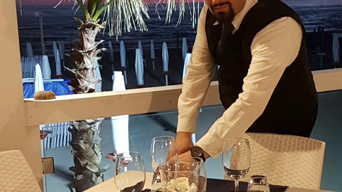 Il cameriere in una foto in un ristorante di Napoli inviata al Tirreno dalla famiglia