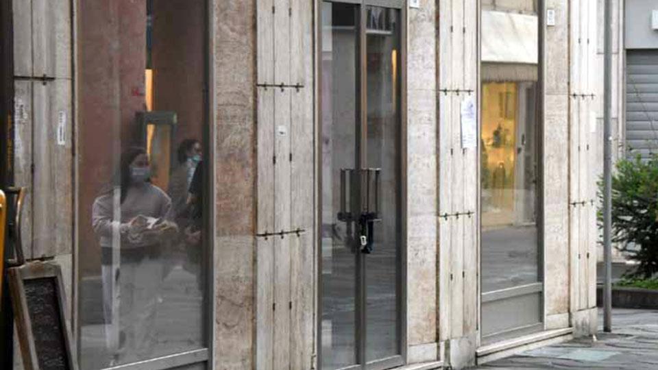 Pesano gli effetti della pandemia: trenta fra bar, negozi e ristoranti in vendita