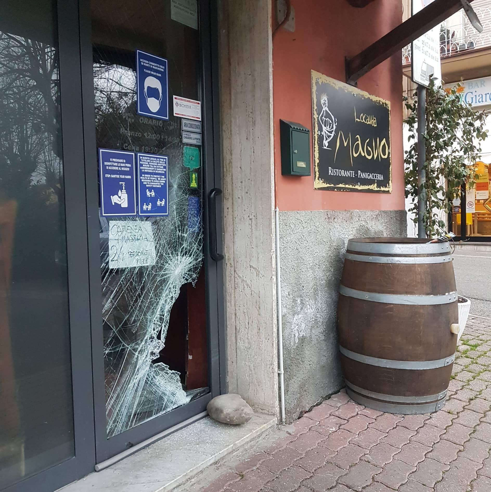 La porta sfondata alla trattoria Locanda Magno