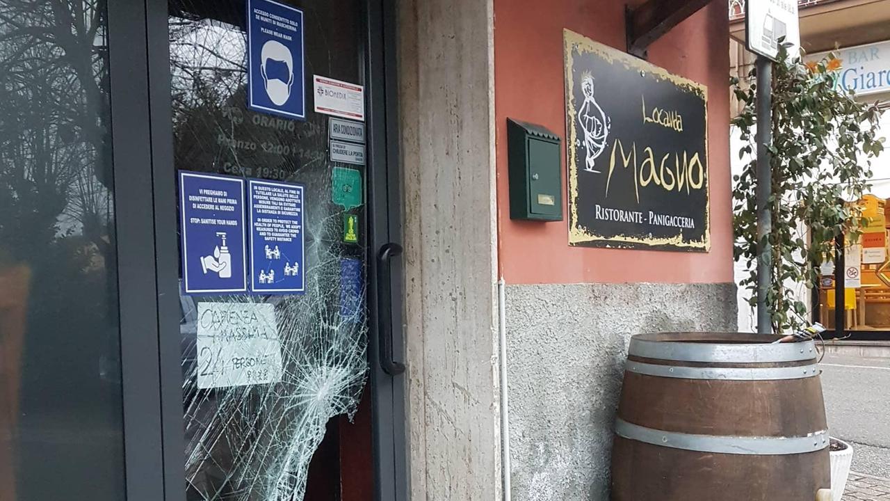 La porta sfondata alla trattoria Locanda Magno