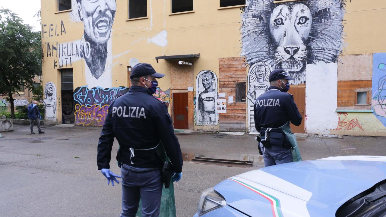 Controlli della polizia alle ex Reggiane: tre persone espulse dall'Italia