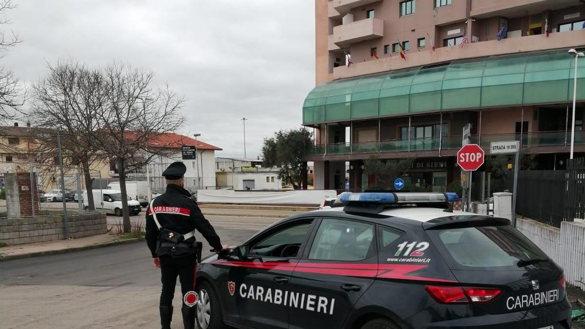 Sassari, in giro dopo il coprifuoco, aggredisce i carabinieri: arrestato